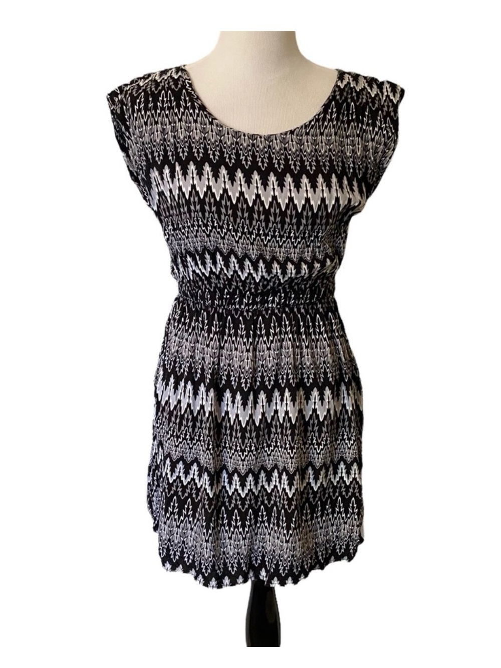 BeBop Black Gray and White Zigzag Cap Sleeve Dress